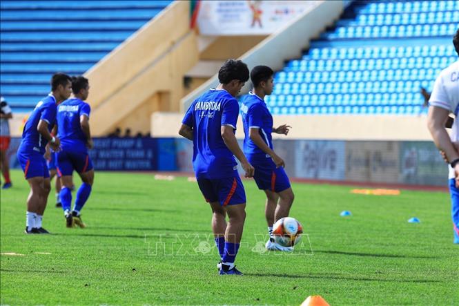 Trong ảnh: Các cầu thủ U23 Campuchia khởi động trước khi bước vào trận đấu. Ảnh: Tuấn Anh - TTXVN